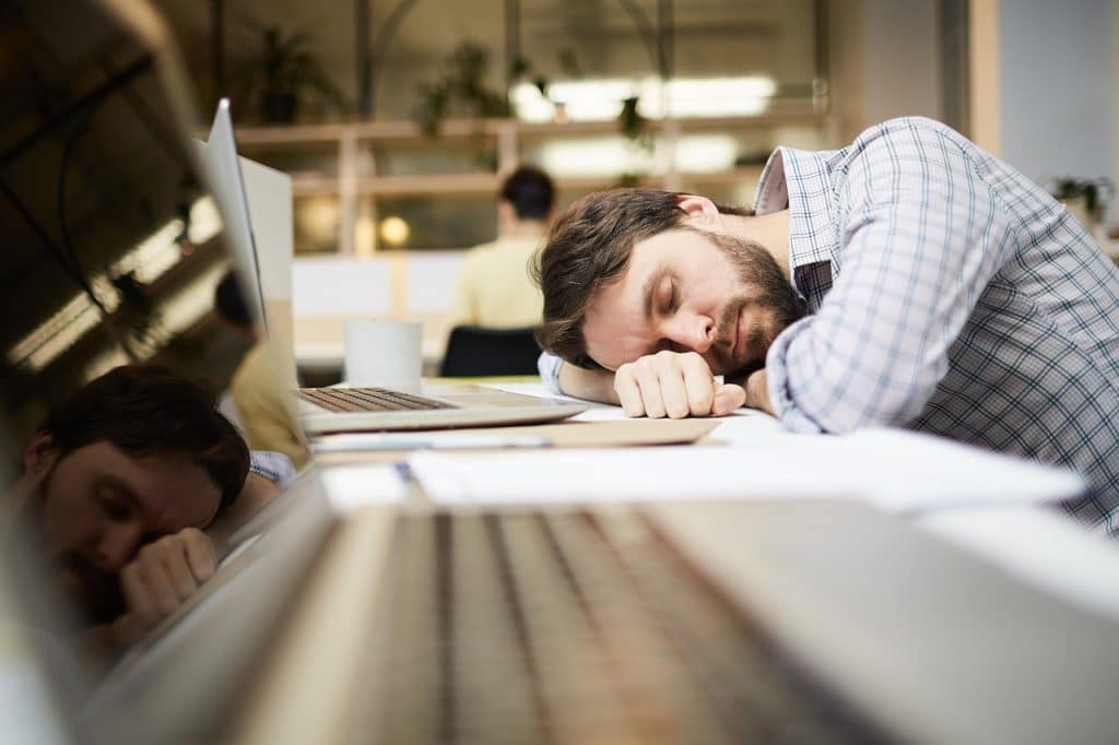 homme fatigué au travail, manque d'épanouissement