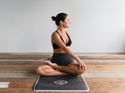 femme faisant du stretching